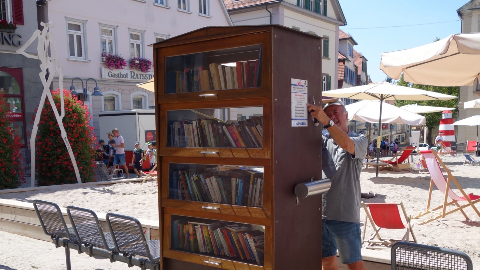 Der Bücherschrank steht wieder am Vaihinger Marktplatz. In neuem Glanz erstrahlt das gute Stück. Es wurde in rund 40 Stunden ehrenamtlicher Arbeit unter der Federführung von Sabine und Eberhard Bauer und Hans-Joachim Rösner aufgearbeitet. Foto: Rücker