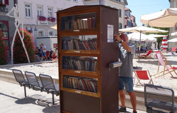 Der Bücherschrank steht wieder am Vaihinger Marktplatz. In neuem Glanz erstrahlt das gute Stück. Es wurde in rund 40 Stunden ehrenamtlicher Arbeit unter der Federführung von Sabine und Eberhard Bauer und Hans-Joachim Rösner aufgearbeitet. <span class='image-autor'>Foto: Rücker</span>