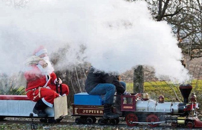 Heute ist Nikolaustag! In Illingen bei den Dampfbahnfreunden kam er schon am Sonntag „angedampft“ und brachte den Kindern kleine Geschenke mit. Foto: Thalhäuser