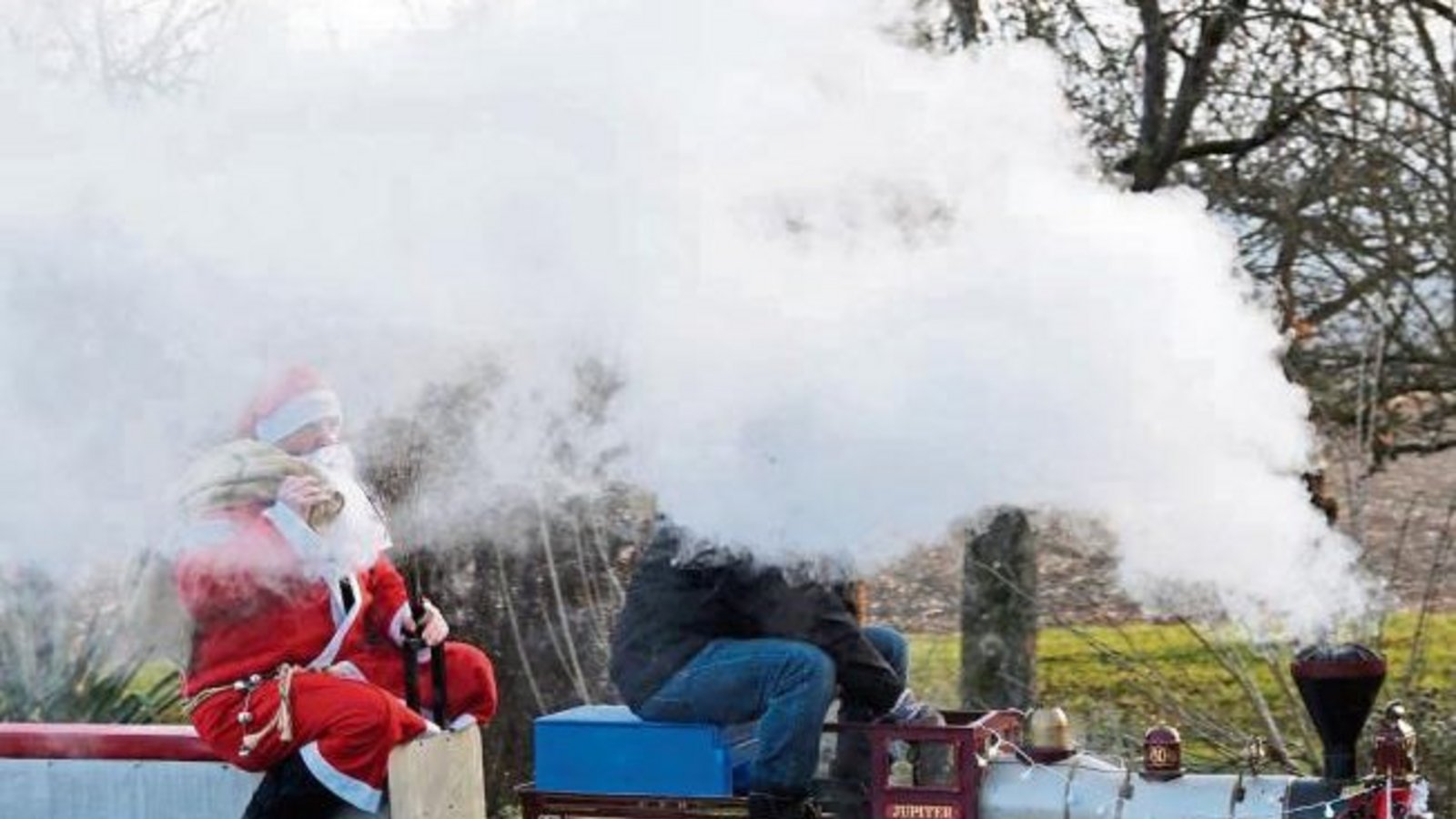 Heute ist Nikolaustag! In Illingen bei den Dampfbahnfreunden kam er schon am Sonntag „angedampft“ und brachte den Kindern kleine Geschenke mit. Foto: Thalhäuser Heute ist Nikolaustag! In Illingen bei den Dampfbahnfreunden kam er schon am Sonntag „angedampft“ und brachte den Kindern kleine Geschenke mit. Foto: Thalhäuser