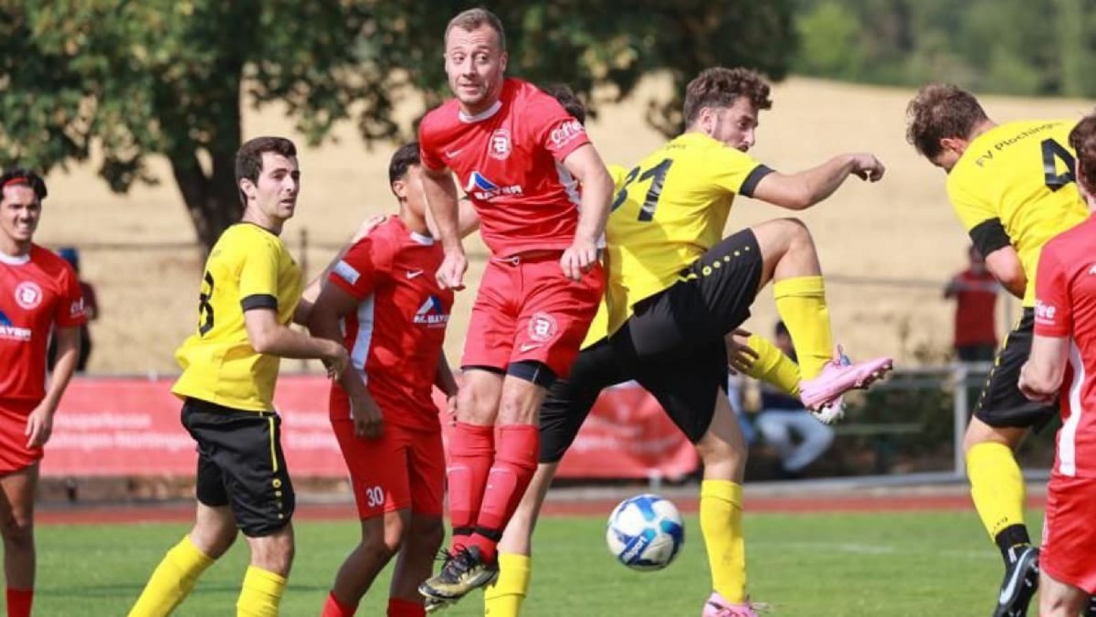 Der FV Plochingen (in Gelb) startet mit einem 2:2 gegen den SV Ebersbach in die neue Bezirksliga-Saison, Aufsteiger TSV Deizisau (in Rot) kassiert zum Auftakt eine 1:3-Niederlage gegen den TSV RSK Esslingen.Herbert Rudel/EZ-Pokal Der FV Plochingen (in Gelb) startet mit einem 2:2 gegen den SV Ebersbach in die neue Bezirksliga-Saison, Aufsteiger TSV Deizisau (in Rot) kassiert zum Auftakt eine 1:3-Niederlage gegen den TSV RSK Esslingen.Herbert Rudel/EZ-Pokal