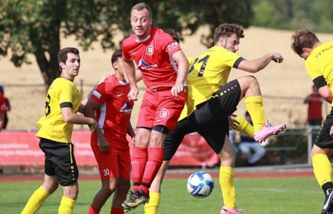 Der FV Plochingen (in Gelb) startet mit einem 2:2 gegen den SV Ebersbach in die neue Bezirksliga-Saison, Aufsteiger TSV Deizisau (in Rot) kassiert zum Auftakt eine 1:3-Niederlage gegen den TSV RSK Esslingen.<span class='image-autor'>Herbert Rudel/EZ-Pokal</span>