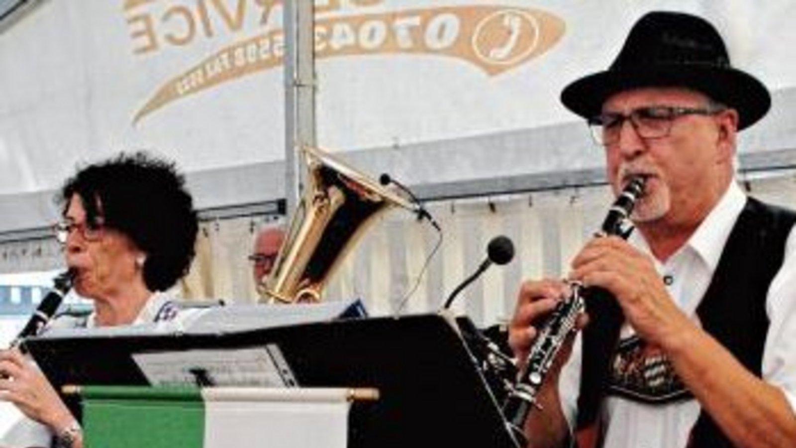 Traditionell: Frühschoppen mit den Ensinger Dorfmusikanten. Fotos: Stahlfeld Traditionell: Frühschoppen mit den Ensinger Dorfmusikanten. Fotos: Stahlfeld