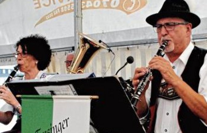 Traditionell: Frühschoppen mit den Ensinger Dorfmusikanten. Fotos: Stahlfeld