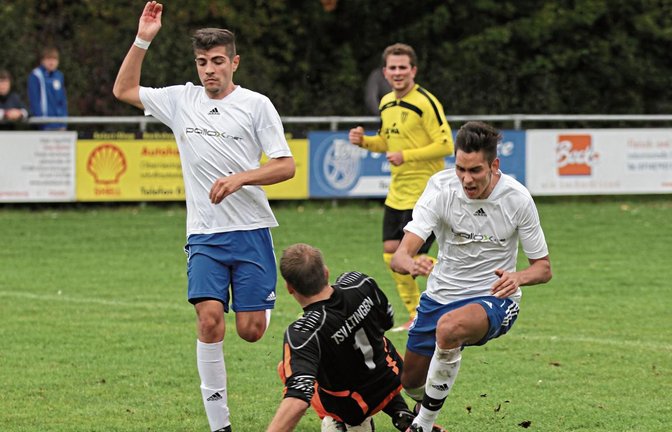 Eltingens Torwart Julian Bär (Mitte) trifft den Ball, aber auch den Knöchel von Devrim Namdar (rechts). Der Pfiff von Schiedsrichter Yannik Schneidereit bleibt aber aus. Foto: Nachreiner