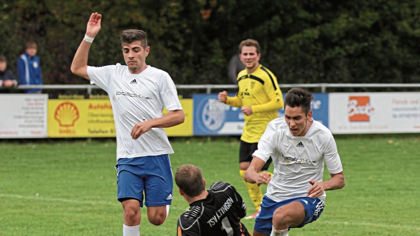 Eltingens Torwart Julian Bär (Mitte) trifft den Ball, aber auch den Knöchel von Devrim Namdar (rechts). Der Pfiff von Schiedsrichter Yannik Schneidereit bleibt aber aus. Foto: Nachreiner Eltingens Torwart Julian Bär (Mitte) trifft den Ball, aber auch den Knöchel von Devrim Namdar (rechts). Der Pfiff von Schiedsrichter Yannik Schneidereit bleibt aber aus. Foto: Nachreiner