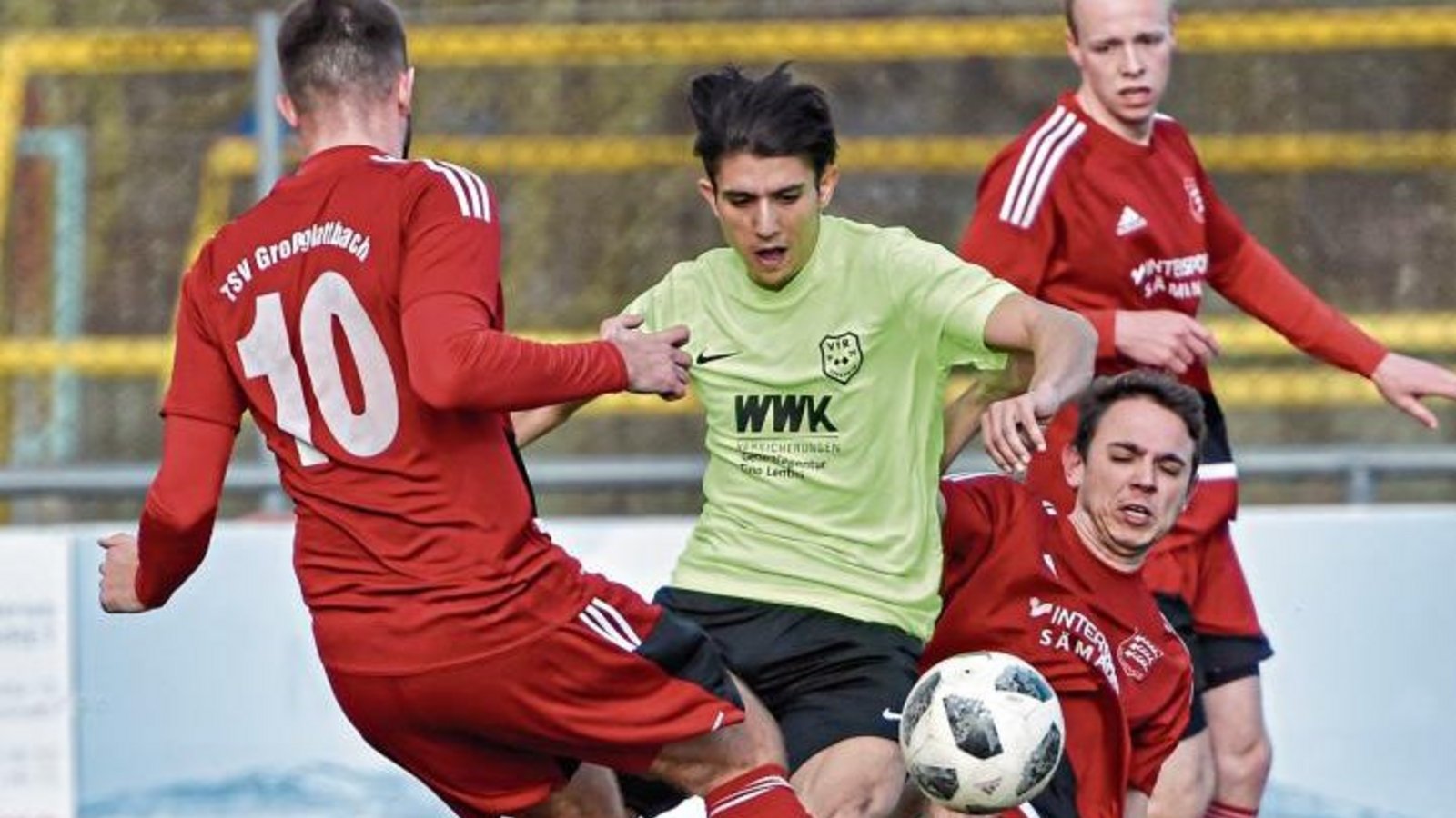 Ab durch die Mitte: Selim Yaman (grünes Trikot) erlebt mit dem VfR Sersheim eine fast makellose Rückrunde. Am Sonntag geht es gegen den TSV Phönix Lomersheim II. Foto: Leitner