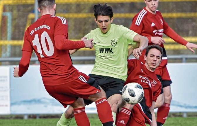 Ab durch die Mitte: Selim Yaman (grünes Trikot) erlebt mit dem VfR Sersheim eine fast makellose Rückrunde. Am Sonntag geht es gegen den TSV Phönix Lomersheim II. Foto: Leitner