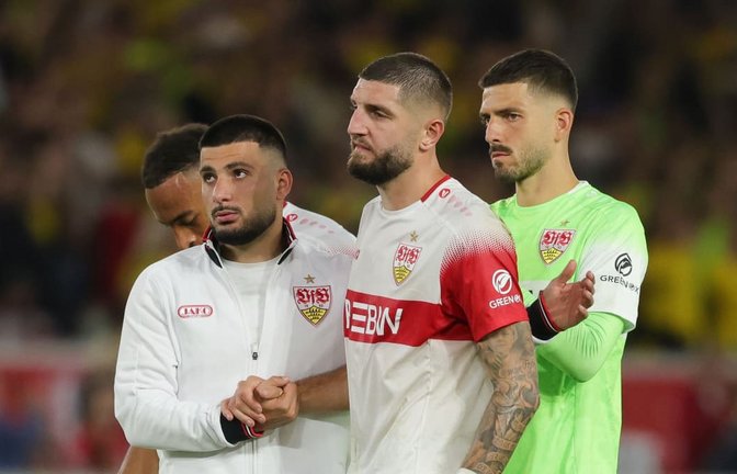Enttäuschte Gesichter beim VfB&nbsp; mit Jamie Leweling, Deniz Undav, Jeff Chabot und Fabian Bredlow (v.li.).<span class='image-autor'>Baumann/Volker Müller</span>