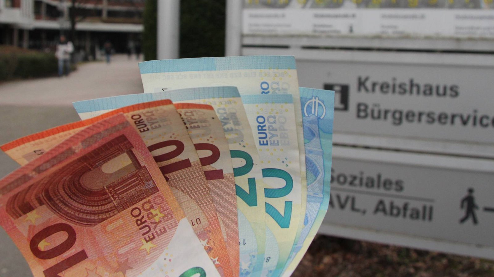 Das Defizit im Haushalt des Landkreises ist weit größer als gedacht. Symbolbild: Banholzer
