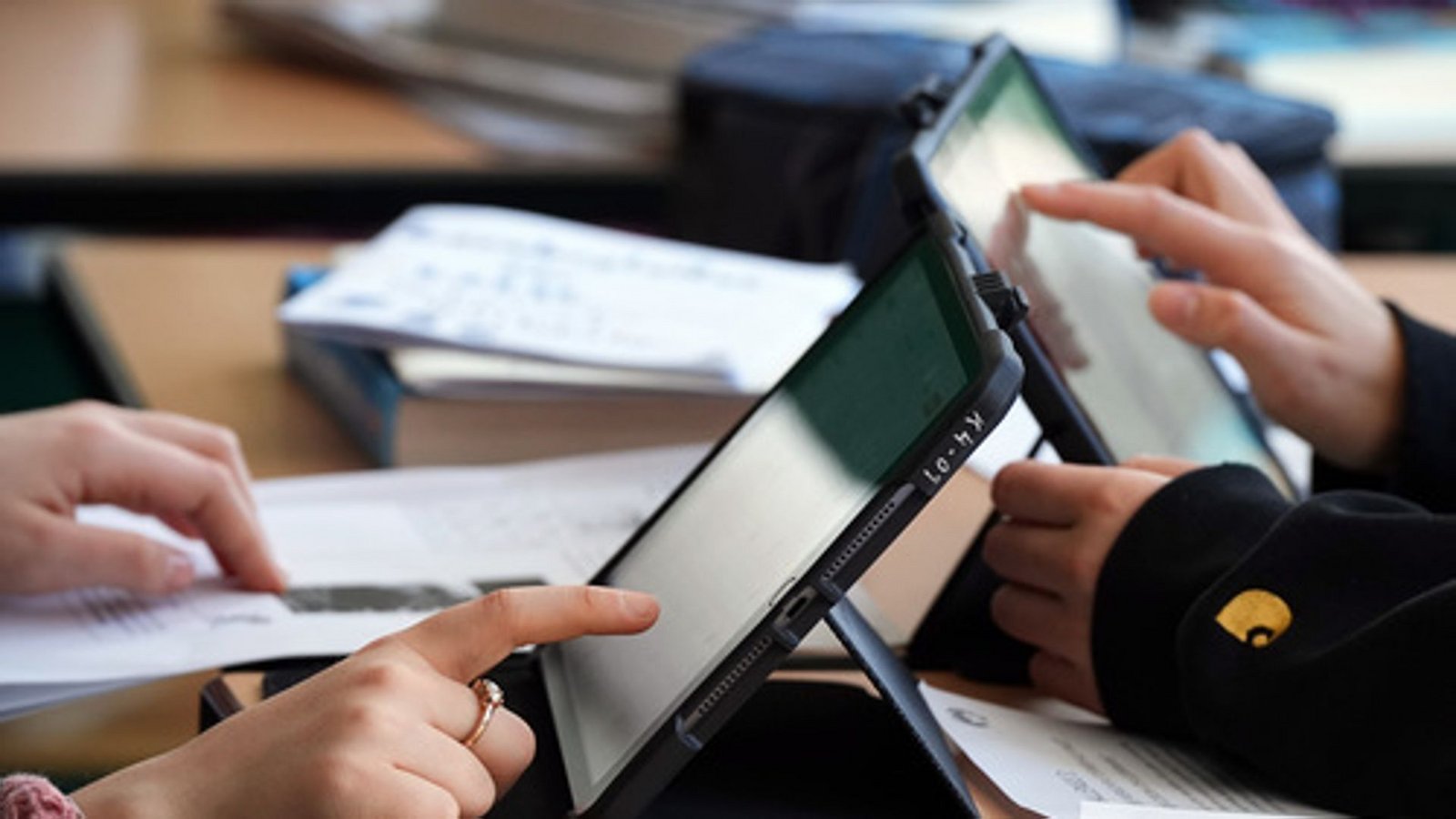 Tablets an Schulen: Schüler sollen künftig einen noch besseren Zugang zu digitalen Lernmitteln erhalten.Foto: dpa/Soeren Stache Tablets an Schulen: Schüler sollen künftig einen noch besseren Zugang zu digitalen Lernmitteln erhalten.Foto: dpa/Soeren Stache