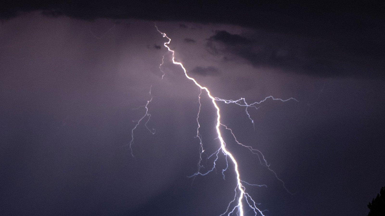 Ein Blitz hat einen Brand in Steinheim an der Murr ausgelöst (Symbolfoto).Foto: Robert Michael/dpa-Zentralbild/d/Robert Michael Ein Blitz hat einen Brand in Steinheim an der Murr ausgelöst (Symbolfoto).Foto: Robert Michael/dpa-Zentralbild/d/Robert Michael
