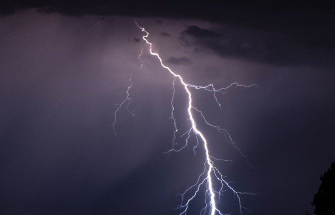Ein Blitz hat einen Brand in Steinheim an der Murr ausgelöst (Symbolfoto).<span class='image-autor'>Foto: Robert Michael/dpa-Zentralbild/d/Robert Michael</span>