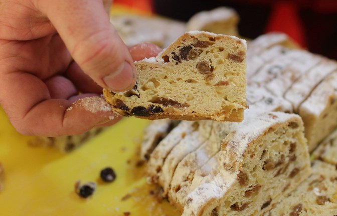 Die gute Nachricht für alle Adventsmärkte an Schulen: auch der Verkauf von Christstollen bleibt steuerfrei.<span class='image-autor'>Foto: ZB/Jens Wolf</span>