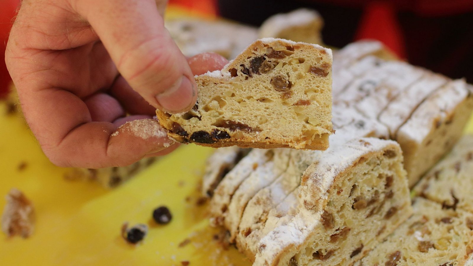 Die gute Nachricht für alle Adventsmärkte an Schulen: auch der Verkauf von Christstollen bleibt steuerfrei.Foto: ZB/Jens Wolf Die gute Nachricht für alle Adventsmärkte an Schulen: auch der Verkauf von Christstollen bleibt steuerfrei.Foto: ZB/Jens Wolf