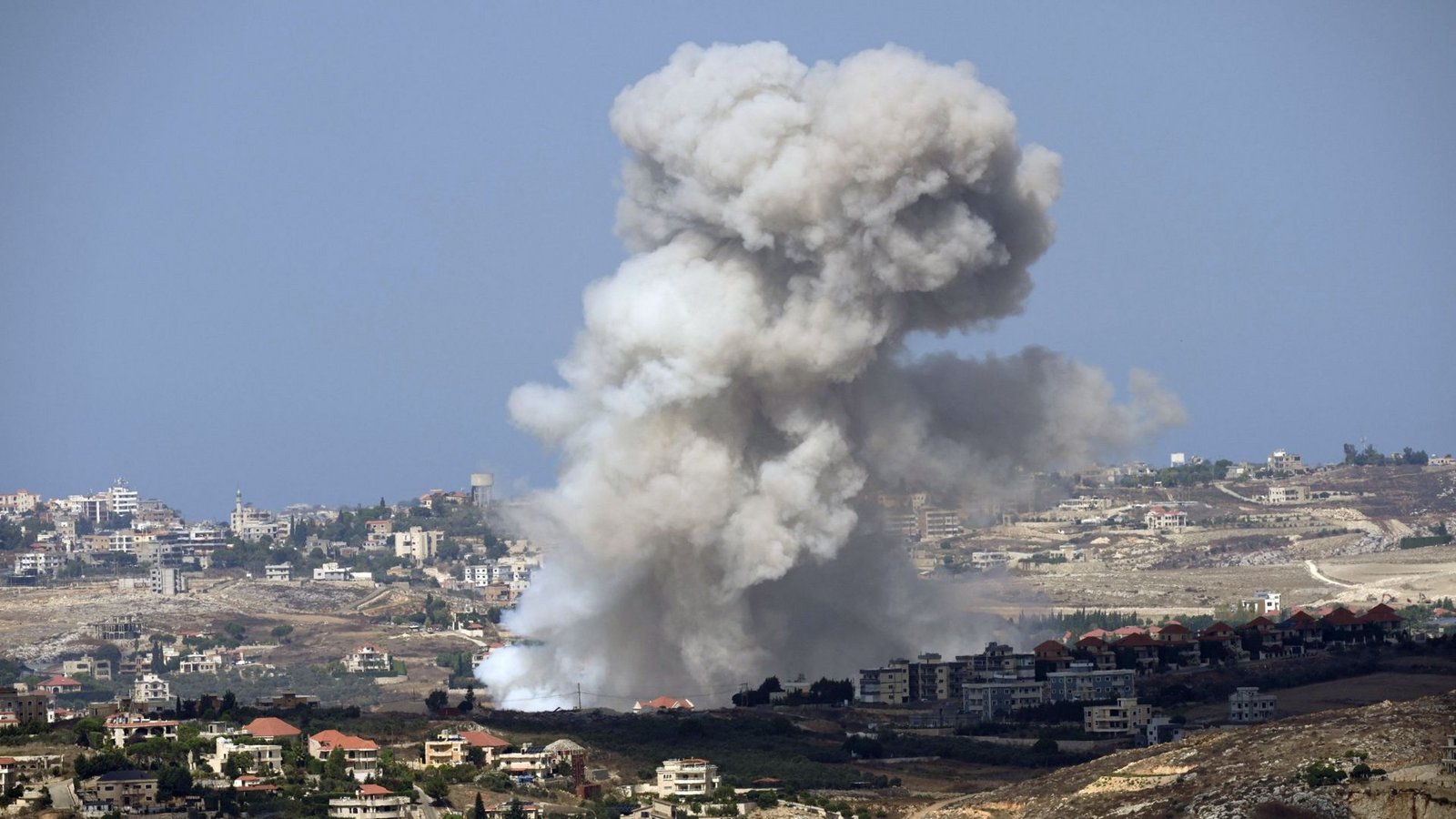 Rauch steigt auf, nachdem Israel vor zwei Tagen Dörfer im Bezirk Nabatiyeh bombardiert hat (Libanon).Foto: dpa/Hussein Malla Rauch steigt auf, nachdem Israel vor zwei Tagen Dörfer im Bezirk Nabatiyeh bombardiert hat (Libanon).Foto: dpa/Hussein Malla