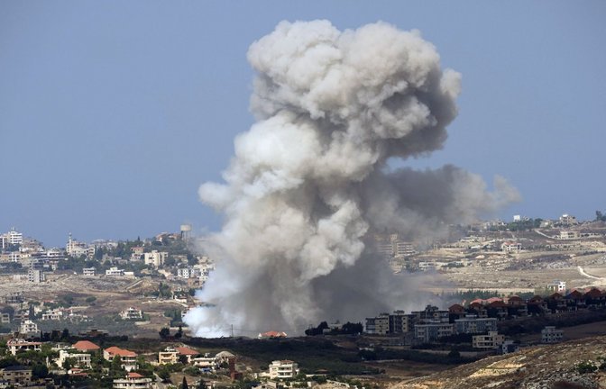 Rauch steigt auf, nachdem Israel vor zwei Tagen Dörfer im Bezirk Nabatiyeh bombardiert hat (Libanon).<span class='image-autor'>Foto: dpa/Hussein Malla</span>