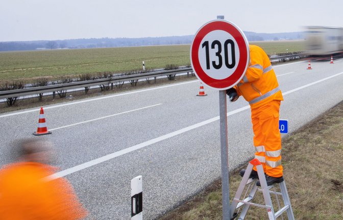 Das Anbringen eines Verkehrsschildes an einer Schnellfahrstraße kann immer auch zu Unfällen führen.<span class='image-autor'>Foto: dpa/Jens Büttner</span>