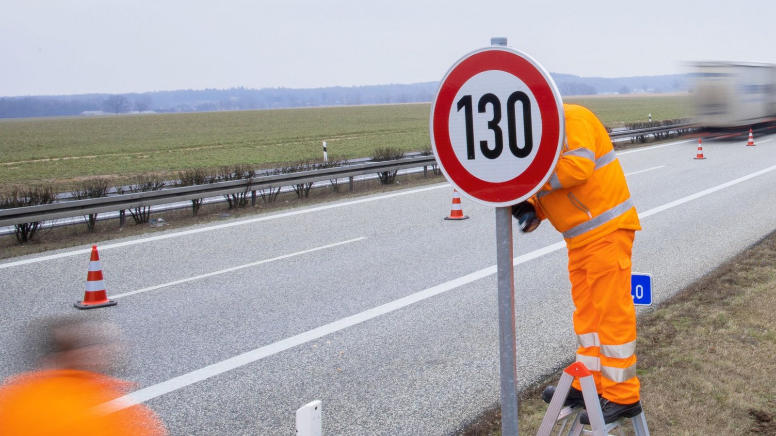 Das Anbringen eines Verkehrsschildes an einer Schnellfahrstraße kann immer auch zu Unfällen führen.Foto: dpa/Jens Büttner