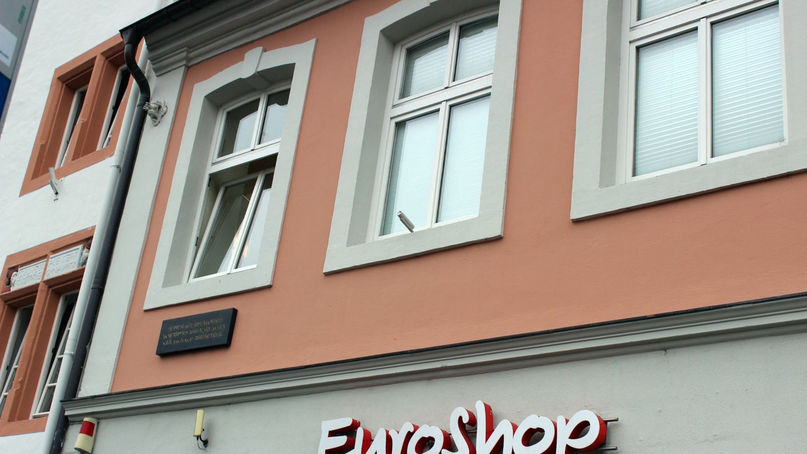 Ironie der Geschichte: In Marx’ ehemaligem Wohnhaus in Trier befindet sich heute ein Ein-Euro-Shop. In der Stadt war Marx am 5. Mai 1818 geboren worden, hier verbrachte er die ersten 17 Jahre seines Lebens.Foto: dpa