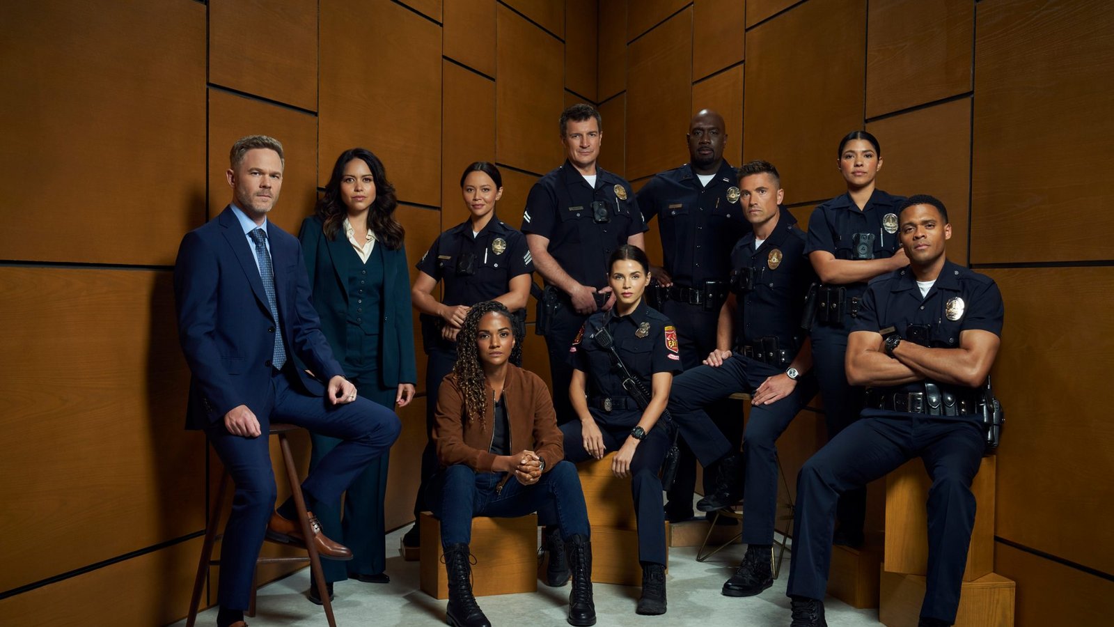 THE ROOKIE – In der ABC-Serie „The Rookie“ spielen Shawn Ashmore als Wesley Evers, Alyssa Diaz als Angela Lopez, Melissa O’Neil als Lucy Chen, Mekia Cox als Nyla Harper, Nathan Fillion als John Nolan, Jenna Dewan als Bailey Nune, Richard T. Jones als Wade Grey, Eric Winter als Tim Bradford, Lisseth Chavez als Celina Juares und Deric Augustine als Miles Penn.Foto: ABC/ Disney/John Russo THE ROOKIE – In der ABC-Serie „The Rookie“ spielen Shawn Ashmore als Wesley Evers, Alyssa Diaz als Angela Lopez, Melissa O’Neil als Lucy Chen, Mekia Cox als Nyla Harper, Nathan Fillion als John Nolan, Jenna Dewan als Bailey Nune, Richard T. Jones als Wade Grey, Eric Winter als Tim Bradford, Lisseth Chavez als Celina Juares und Deric Augustine als Miles Penn.Foto: ABC/ Disney/John Russo