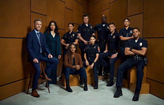 THE ROOKIE – In der ABC-Serie „The Rookie“ spielen Shawn Ashmore als Wesley Evers, Alyssa Diaz als Angela Lopez, Melissa O’Neil als Lucy Chen, Mekia Cox als Nyla Harper, Nathan Fillion als John Nolan, Jenna Dewan als Bailey Nune, Richard T. Jones als Wade Grey, Eric Winter als Tim Bradford, Lisseth Chavez als Celina Juares und Deric Augustine als Miles Penn.<span class='image-autor'>Foto: ABC/ Disney/John Russo</span>
