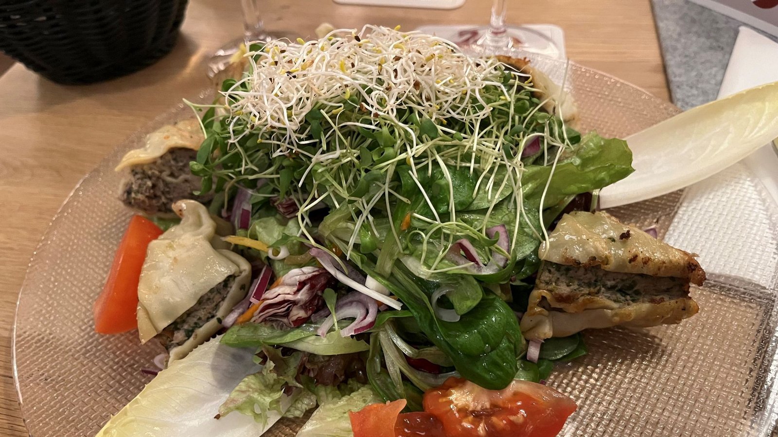 Der sogenannte Schwaben-Salat kombiniert bunte Blattsalate mit gebratenen Maultaschenscheiben – die sind auch hausgemacht.Foto: Susanne Hamann