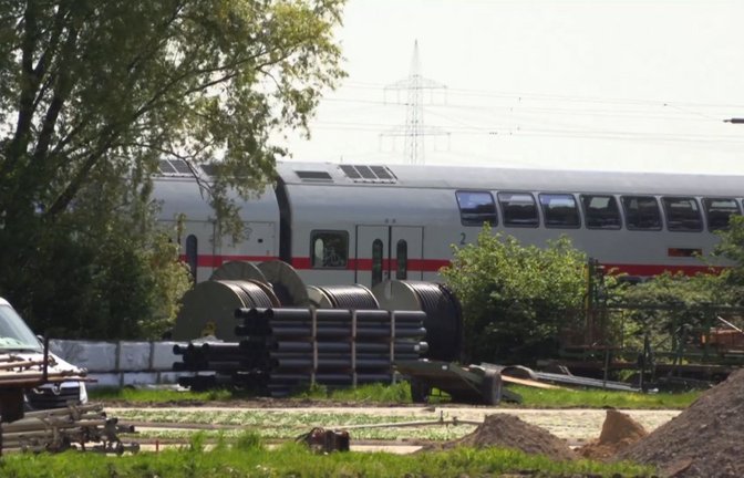 Ein Intercity-Zug war im Mai 2023 in Hürth in eine Gruppe von Arbeitern gefahren, zwei von ihnen kamen ums Leben.<span class='image-autor'>Foto: Mirko Wolf/TNN/dpa</span>