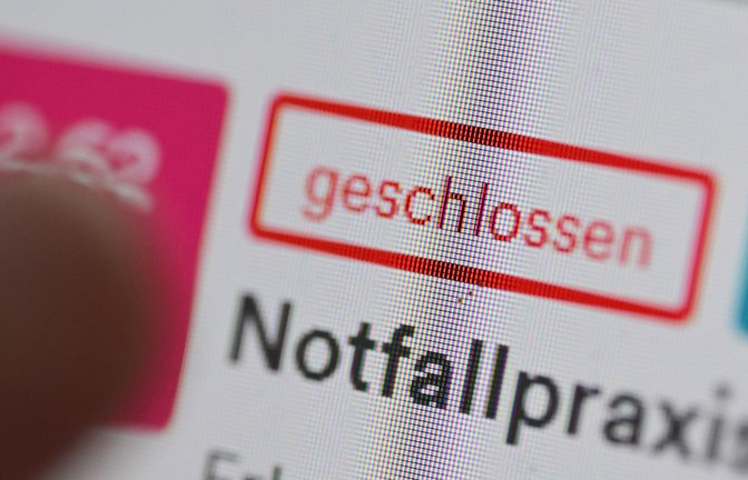 Auf einer Internetseite  ist ein Hinweis auf eine geschlossene Notfallpraxis zu lesen.<span class='image-autor'>Foto: dpa/Bernd Weißbrod</span>