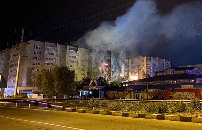 Das achtstöckige Wohnhaus  brannte nach dem Absturz.<span class='image-autor'>Foto: IMAGO/SNA/RIA Novosti</span>