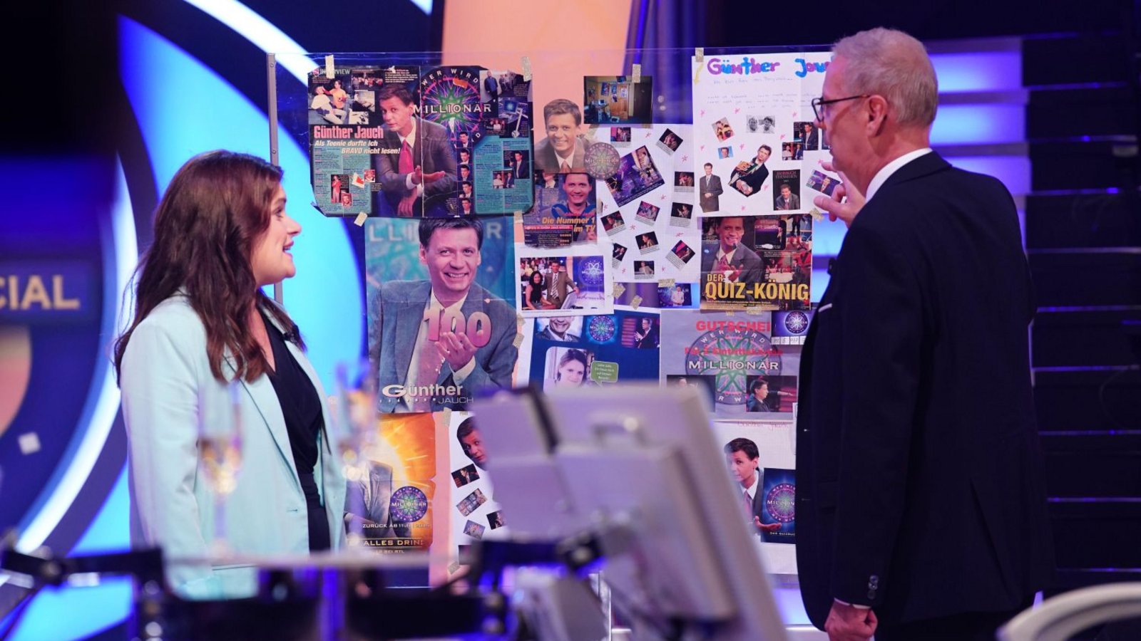 Kandidatin Julia Schön zeigt ihre Günther-Jauch-Postersammlung.Foto: RTL / Stefan Gregorowius Kandidatin Julia Schön zeigt ihre Günther-Jauch-Postersammlung.Foto: RTL / Stefan Gregorowius