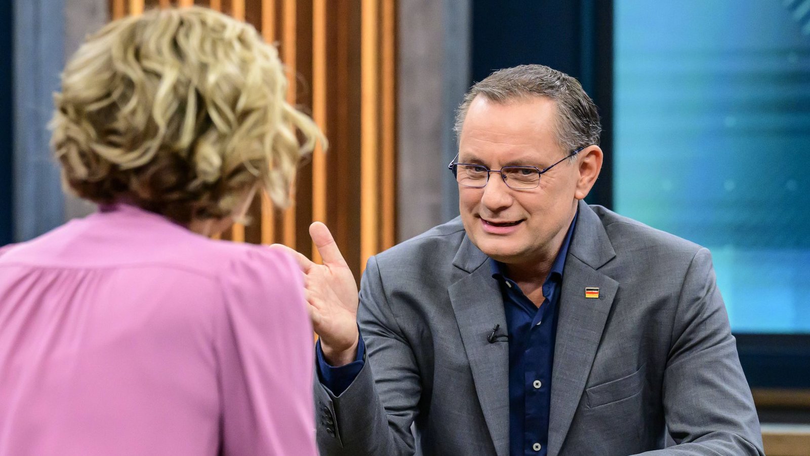 In Erklärungsnöten: AfD-Chef Timo Chrupalla in der ARD-Talkshow mit Caren Miosga.Foto: IMAGO/HMB-Media In Erklärungsnöten: AfD-Chef Timo Chrupalla in der ARD-Talkshow mit Caren Miosga.Foto: IMAGO/HMB-Media