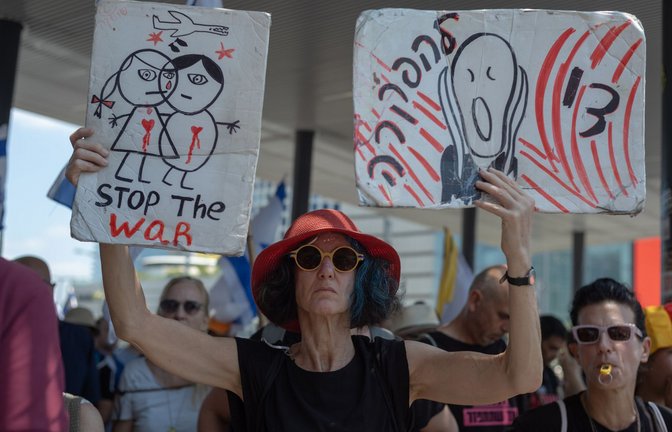 300 Tage nach der Entführung israelischer Zivilisten haben sich in Tel Aviv Angehörige zu einer Protestaktion versammelt (Archivfoto).<span class='image-autor'>Foto: dpa/Ilia Yefimovich</span>