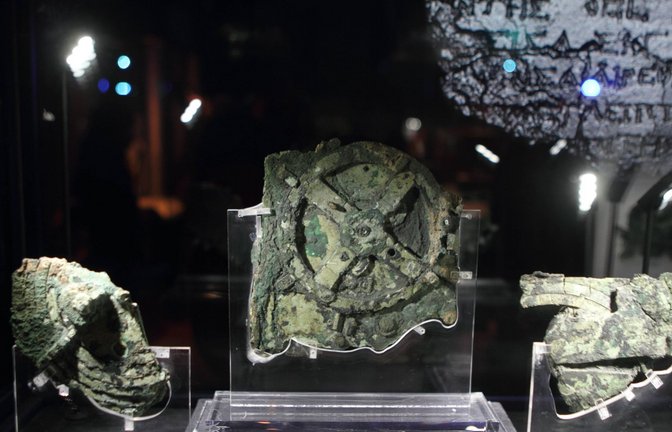 Der Mechanismus von Antikythera, ein nicht mehr funktionierendes, unvollständig erhaltenes Fundstück mit 82 Fragmenten aus der Antike mit einer Vielzahl von Zahnrädern in ähnlicher Anordnung wie in einer Räderuhr.<span class='image-autor'>Foto: Imago/Ane Edition</span>