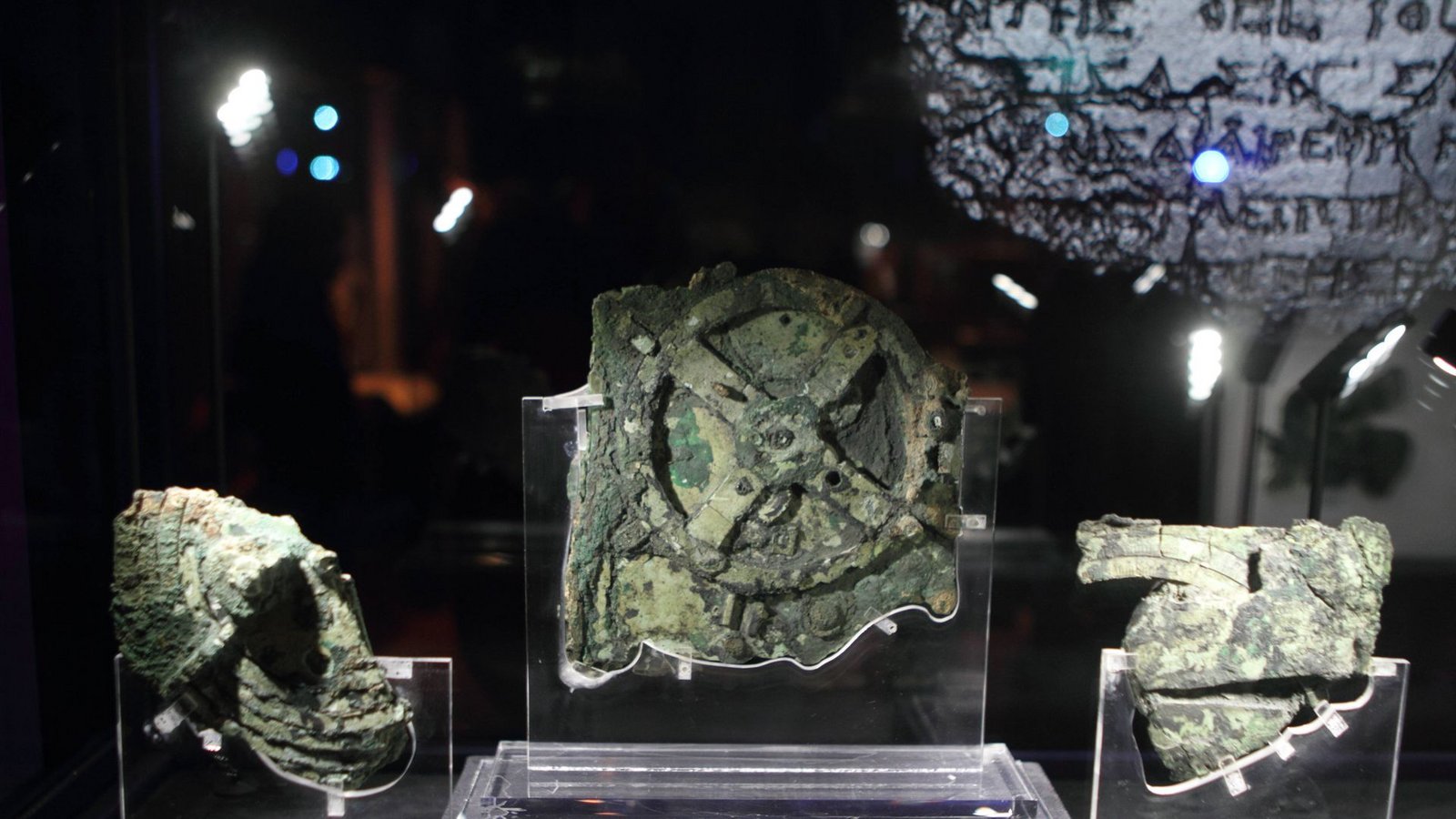 Der Mechanismus von Antikythera, ein nicht mehr funktionierendes, unvollständig erhaltenes Fundstück mit 82 Fragmenten aus der Antike mit einer Vielzahl von Zahnrädern in ähnlicher Anordnung wie in einer Räderuhr.Foto: Imago/Ane Edition Der Mechanismus von Antikythera, ein nicht mehr funktionierendes, unvollständig erhaltenes Fundstück mit 82 Fragmenten aus der Antike mit einer Vielzahl von Zahnrädern in ähnlicher Anordnung wie in einer Räderuhr.Foto: Imago/Ane Edition