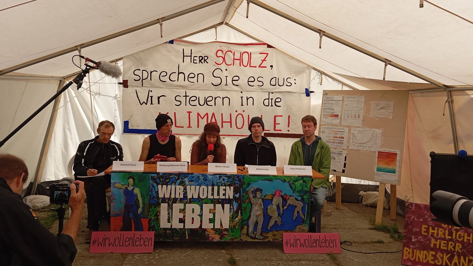 Das Aktionsbündnis „Wir hungern bis ihr ehrlich seid“ hofft auf ein Gespräch mit Bundeskanzler Olaf Scholz.Foto: /Sebastian Jutisz
