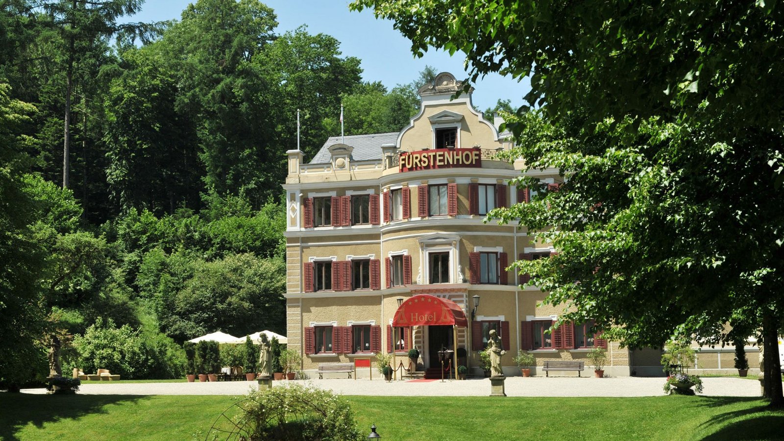 Der Fürstenhof, ein fiktives oberbayerisches Luxushotel, ist Schauplatz von „Sturm der Liebe“.Foto: ARD/Ann Paur Der Fürstenhof, ein fiktives oberbayerisches Luxushotel, ist Schauplatz von „Sturm der Liebe“.Foto: ARD/Ann Paur