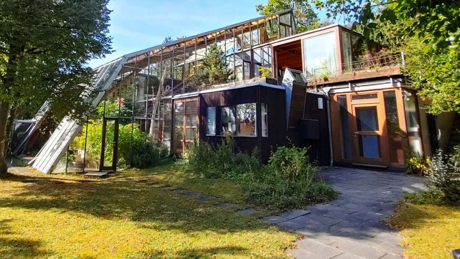 Einfamilienhaus mit Aussichten: das denkmalgeschützte Glashaus von 1969 von Leichtbauspezialist Frei Otto in Warmbronn im Kreis Böblingen.Foto: Christine Otto-Kanstinger Einfamilienhaus mit Aussichten: das denkmalgeschützte Glashaus von 1969 von Leichtbauspezialist Frei Otto in Warmbronn im Kreis Böblingen.Foto: Christine Otto-Kanstinger