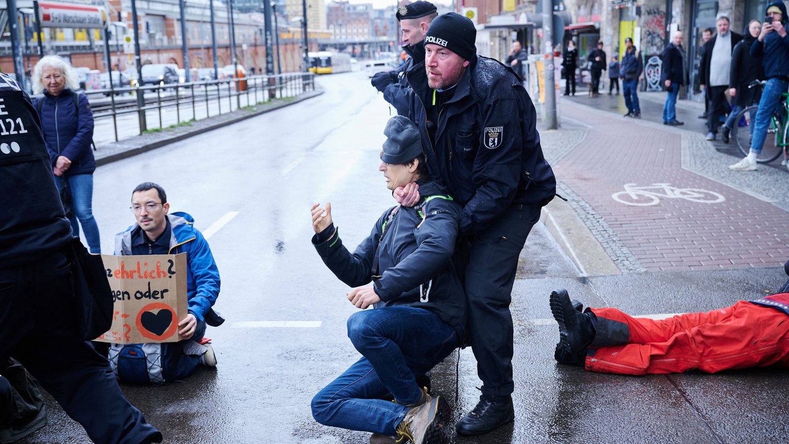 Zu Jahresbeginn hatte die Letzte Generation ein Ende der Straßenblockaden angekündigt.Foto: dpa/Annette Riedl