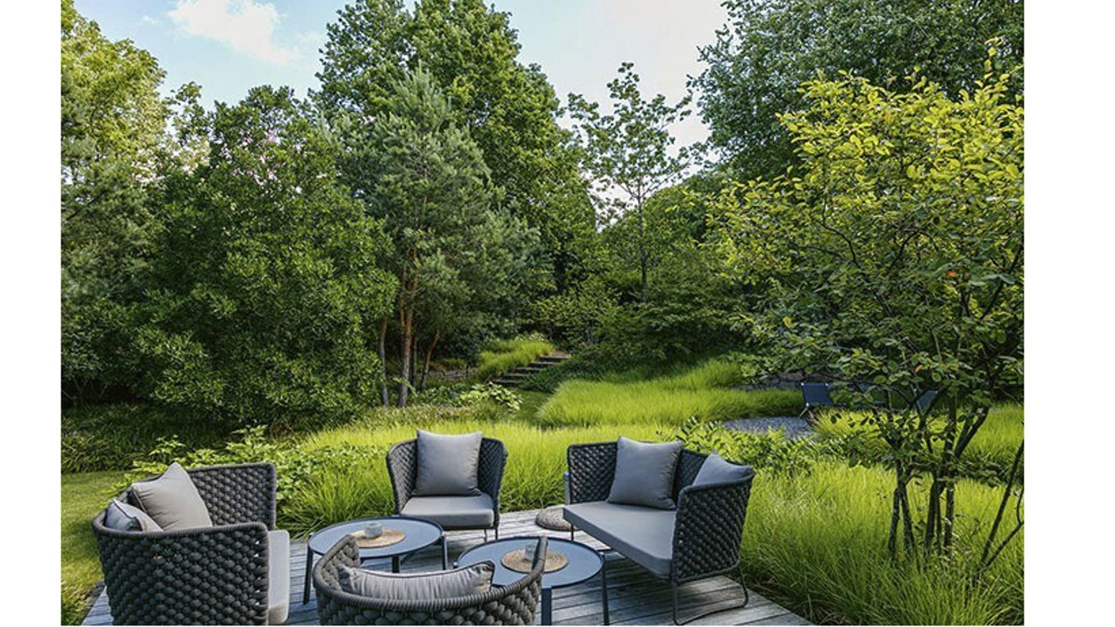 Dieser Garten wird von Grün dominiert. Er ist unaufdringlich. Die Terrasse liegt auf der Waldlichtung.Foto: Edel­r­ot Fo­to­gra­fie & Kom­mu­ni­ka­ti­onsde­sign, Rene Ro­eter­ink