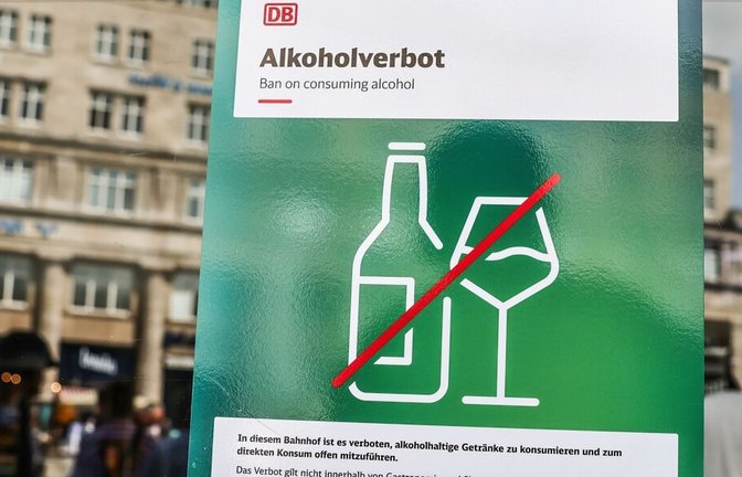 Am Kölner Hauptbahnhof gilt bereits ein Alkoholverbot. Diese Regelung will die Deutsche Bahn nun nach und nach in ganz Deutschland einführen.<span class='image-autor'>Foto: dpa/Oliver Berg</span>