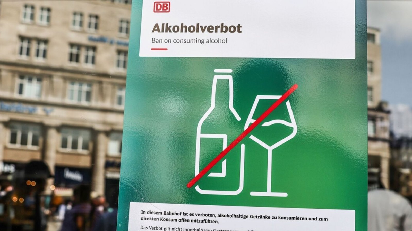 Am Kölner Hauptbahnhof gilt bereits ein Alkoholverbot. Diese Regelung will die Deutsche Bahn nun nach und nach in ganz Deutschland einführen.Foto: dpa/Oliver Berg Am Kölner Hauptbahnhof gilt bereits ein Alkoholverbot. Diese Regelung will die Deutsche Bahn nun nach und nach in ganz Deutschland einführen.Foto: dpa/Oliver Berg