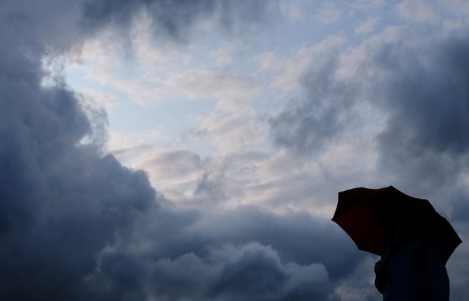 Am Montag lohnt sich der Blick auf ein Wetterradar, bevor man das Haus verlässt.<span class='image-autor'>Foto: Martin Gerten/dpa</span>