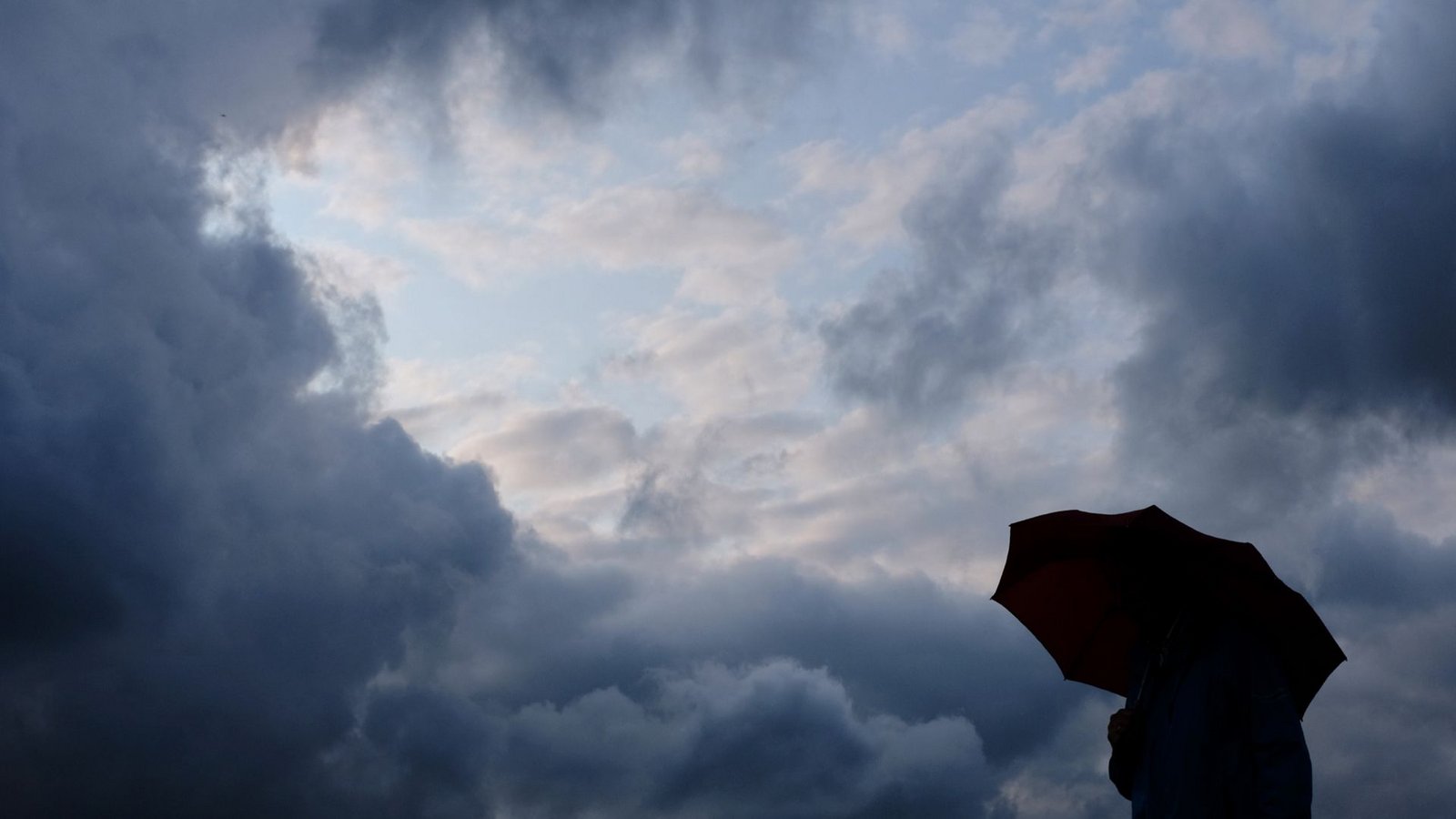 Am Montag lohnt sich der Blick auf ein Wetterradar, bevor man das Haus verlässt.Foto: Martin Gerten/dpa Am Montag lohnt sich der Blick auf ein Wetterradar, bevor man das Haus verlässt.Foto: Martin Gerten/dpa