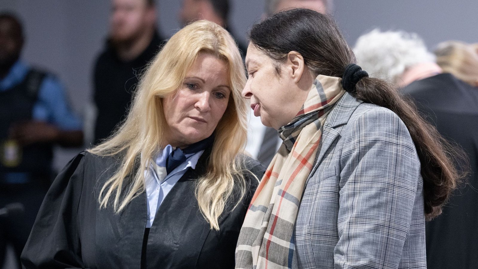 Verteidigerin Kerstin Rueber-Unkelbach und die frühere AfD-Bundestagsabgeordnete und Richterin Birgit Malsack-Winkelmann vor einem Verhandlungstag im Oberlandesgericht Frankfurt.Foto: dpa/Boris Roessler Verteidigerin Kerstin Rueber-Unkelbach und die frühere AfD-Bundestagsabgeordnete und Richterin Birgit Malsack-Winkelmann vor einem Verhandlungstag im Oberlandesgericht Frankfurt.Foto: dpa/Boris Roessler