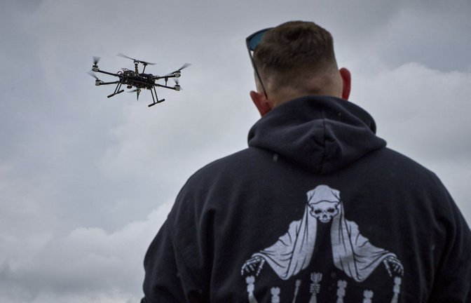 Ein Mann beobachtet eine ukrainische Drohne an einem ungenannten Ort in der Ukraine. (Archivbild)<span class='image-autor'>Foto: Efrem Lukatsky/AP/dpa/Efrem Lukatsky</span>