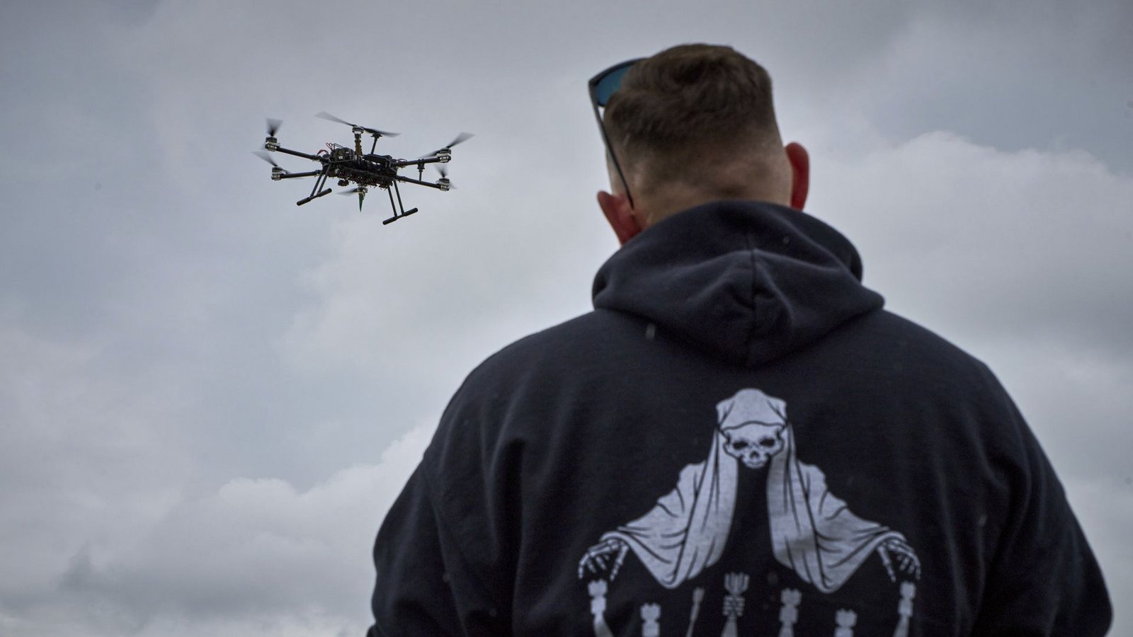 Ein Mann beobachtet eine ukrainische Drohne an einem ungenannten Ort in der Ukraine. (Archivbild)Foto: Efrem Lukatsky/AP/dpa/Efrem Lukatsky Ein Mann beobachtet eine ukrainische Drohne an einem ungenannten Ort in der Ukraine. (Archivbild)Foto: Efrem Lukatsky/AP/dpa/Efrem Lukatsky