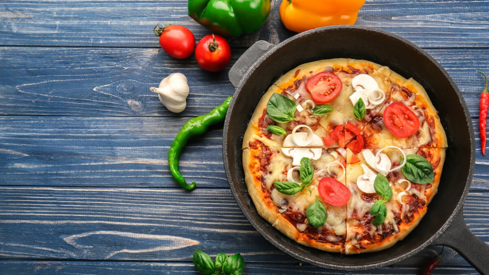 Sowohl frische als auch Tiefkühlpizza lässt sich ohne Probleme in der Pfanne zubereiten. So geht man bei Pfannen-Pizza vor. (mit Rezept)Foto: Africa Studio / Shutterstock.com