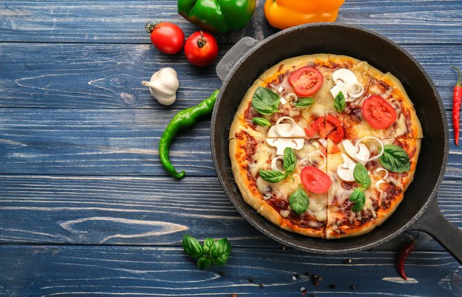 Sowohl frische als auch Tiefkühlpizza lässt sich ohne Probleme in der Pfanne zubereiten. So geht man bei Pfannen-Pizza vor. (mit Rezept)<span class='image-autor'>Foto: Africa Studio / Shutterstock.com</span>