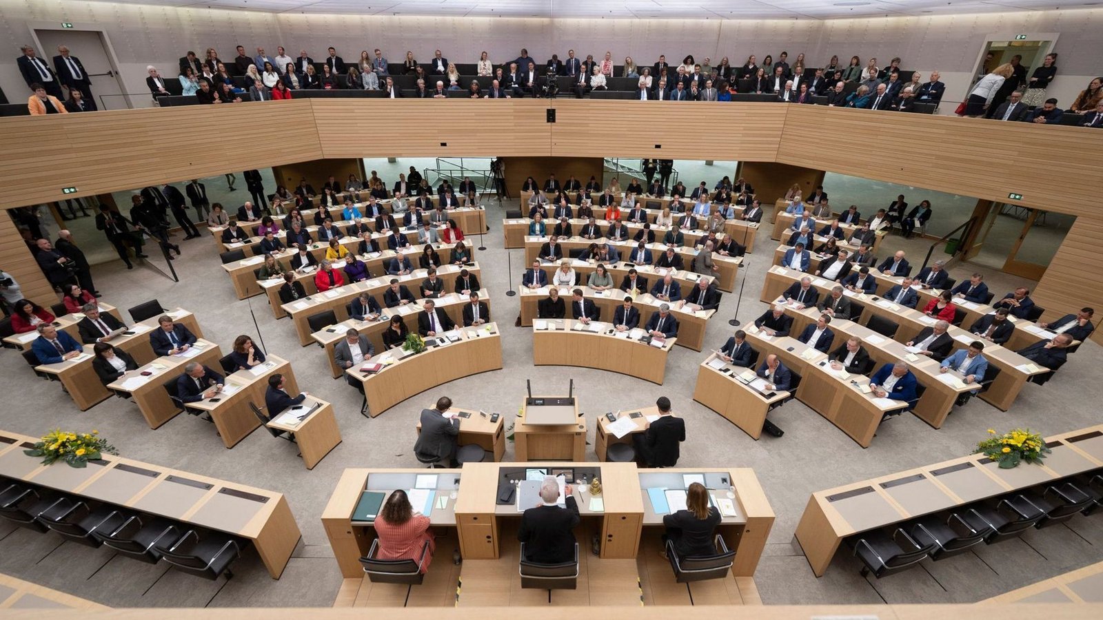 Bei der Garderobe unter den Abgeordneten im Landtag von Baden-Württemberg nach der Anzug, teils mit Krawatte. Hier bei der konstituierenden Sitzung am 12. Mai.Foto: Marijan Murat/dpa Bei der Garderobe unter den Abgeordneten im Landtag von Baden-Württemberg nach der Anzug, teils mit Krawatte. Hier bei der konstituierenden Sitzung am 12. Mai.Foto: Marijan Murat/dpa